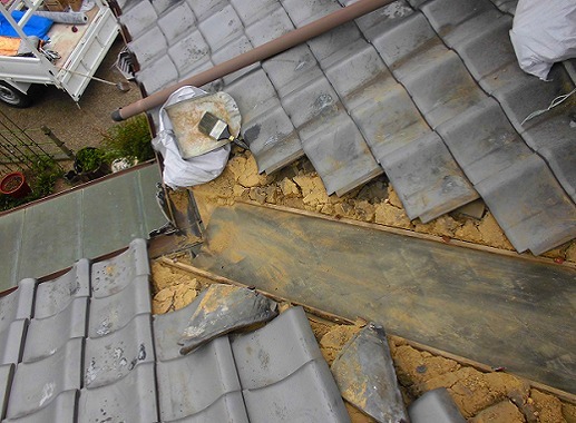 加古川市の谷板金交換における瓦の撤去
